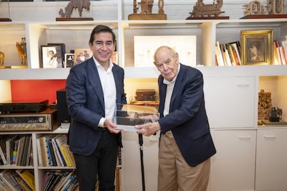 El presidente de la Fundación BBVA, Carlos Torres, viajó hasta Cambridge (Massachusetts) para entregarle en su casa el Premio Fronteras del Conocimiento en Humanidades al catedrático de Física e Historia de la Universidad de Harvard Gerald Holton.