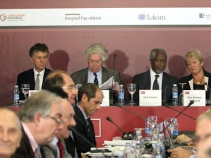 De izquierda a derecha: Jonathan Powell, Pierre Joxe, Kofi Annan, Gro Harlem Bruntland, Bertie Ahern y Gerry Adams hoy en la conferencia.