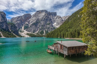 El lago perfecto de Braies en Los Dolomitas.