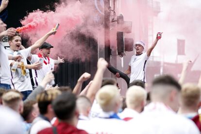 Aficionados ingleses en las inmediaciones del estadio de Wembley. Harry Kane, capitán de Inglaterra, manifestó que "hay un nivel extra de emoción" en el equipo, antes de medirse a Italia en la final de la Eurocopa, que calificó de normal al jugar a este nivel.