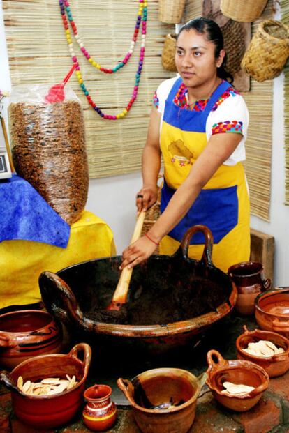 Una joven preparando el mole poblano en la Ciudad de México