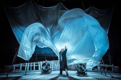 De izquierda a derecha, Oscar Kapoya, Josep Maria Pou y Jacob Torres, en una escena de Moby Dick, en el teatro Goya de Barcelona. 