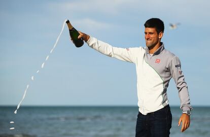 El serbio Novak Djokovic celebra su victoria en el Masters de Miami en Cayo Vizcaino, Florida.