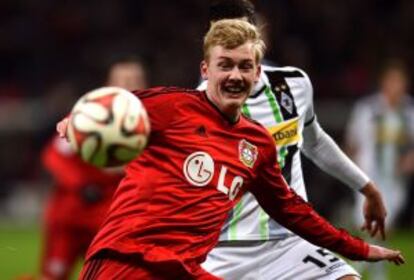 Julian Brandt, del Leverkusen, controla un balón en la fase de grupos.