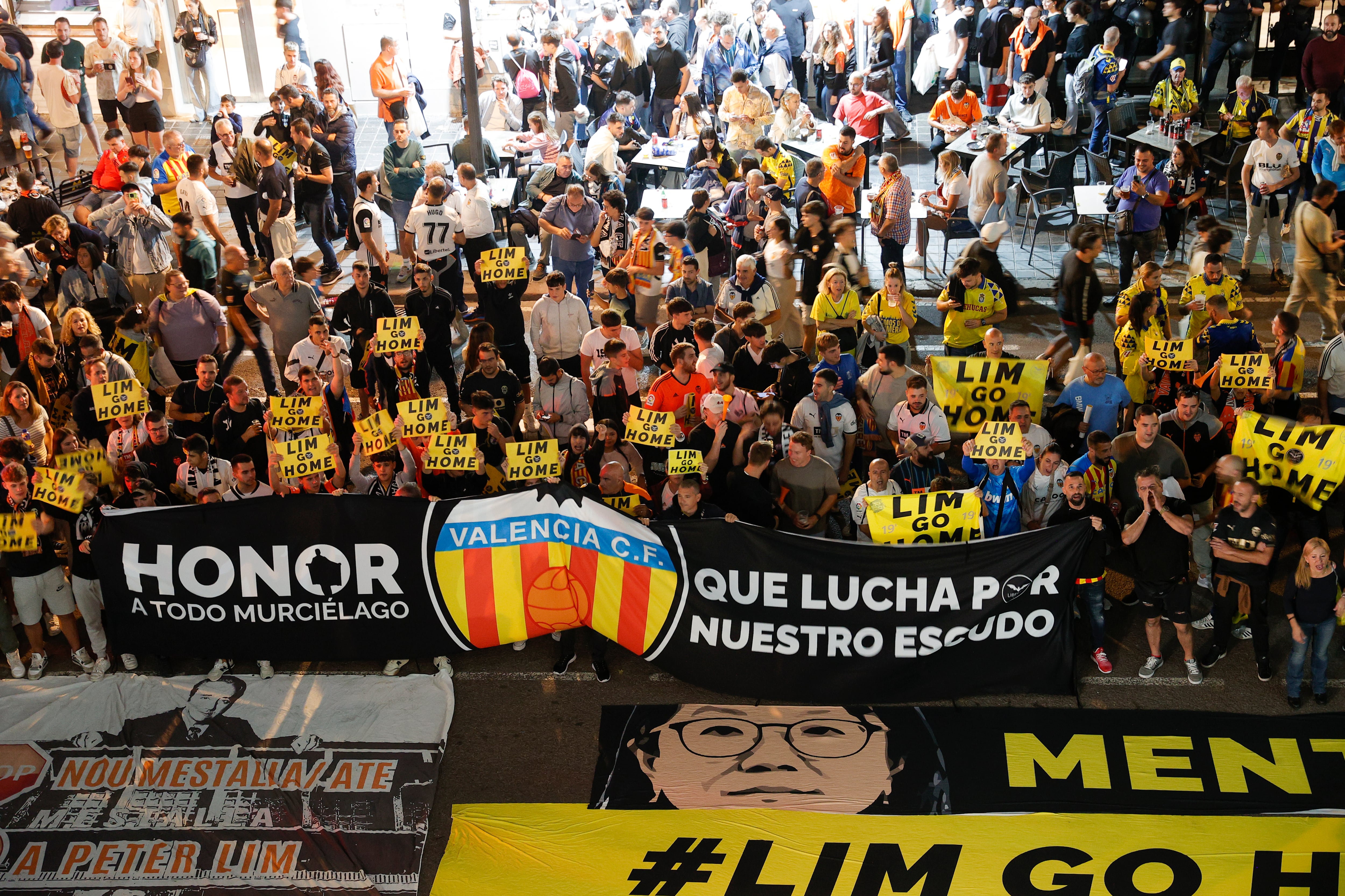 La afición protesta contra Peter Lim y Baraja pide a los hinchas que se centren en apoyar al equipo: “La histeria no nos va a sacar de esta”