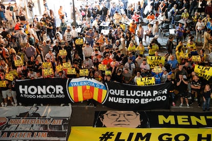 Aficionados del Valencia se manifiestan contra el propietario del club, Peter Lim, en las inmediaciones de Mestalla antes del encuentro ante Las Palmas