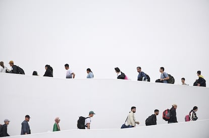 Migrantes en la frontera peatonal de Tijuana (México) y San Diego (California), en 2023.