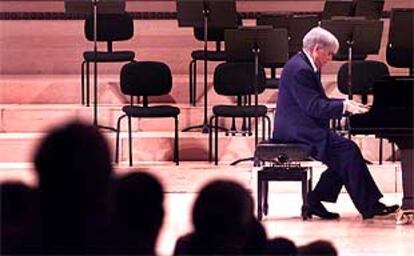 El pianista bilbaíno Joaquín Achúcarro, durante el concierto celebrado ayer en memoria de Ernest Lluch en el Auditori de Barcelona.