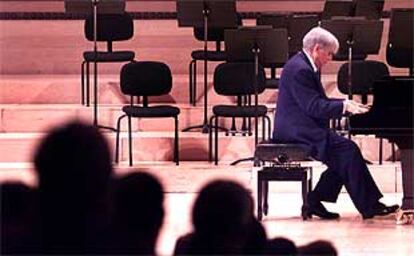 El pianista bilbano Joaqun Achcarro, durante el concierto celebrado ayer en memoria de Ernest Lluch en el Auditori de Barcelona.