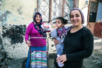 Una familia de kurdos procedentes de Mardin, en el sudeste de Turquía, posa delante de su casa. Su región sufre la guerra entre el Estado y el Partido de los Trabajadores del Kurdistán (PKK, por sus siglas en turco), de tendencia independentista.