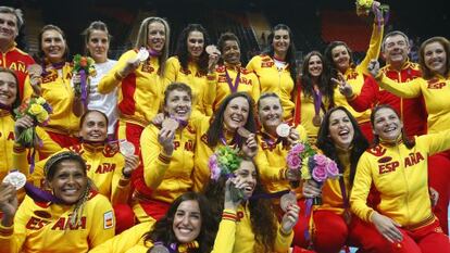 Las jugadoras del equipo ol&iacute;mpico de balonmano celebran el bronce cosechado en Londres el pasado verano. 