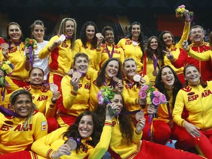 Las jugadoras del equipo ol&iacute;mpico de balonmano celebran el bronce cosechado en Londres el pasado verano. 