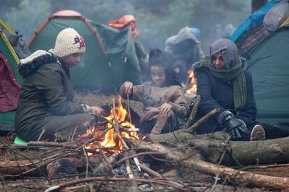 Migrantes en la frontera entre Bielorrusia y Polonia, este miércoles.