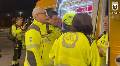 El equipo del Samur que ha atendido al herido, a su llegada al hospital.