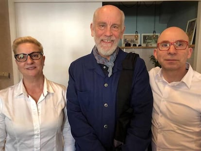 John Malkovich posa con el personal de Casa Salvador, el restaurante que ya ha visitado más de una vez en A Baña (A Coruña)