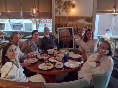 La familia de Juan José Fernández, comiendo en el Café Varela, uno de sus lugares predilectos, junto a su retrato el pasado mes de julio