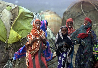 Mujeres etíopes se trasladan con sus pertenencias a un campamento de refugiados, huyendo de la sequía y el hambre que asuelan el país.