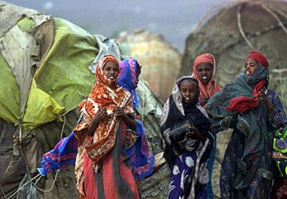 Mujeres etíopes se trasladan con sus pertenencias a un campamento de refugiados, huyendo de la sequía y el hambre que asuelan el país.