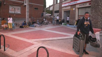 Algunos de los parados que hacen cola en Collado Villalba desde las diez de la noche, pertrechados con ropa de abrigo, sillas y colchones.