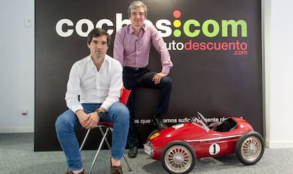 Iñaki Arrola, fundador de Coches.com, junto a Gerardo Cabañas, nuevo director general de la web de clasificados, en la sede de la compañía. 