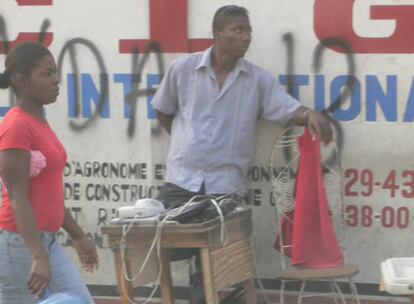 Teléfono público instalado en una calle de Puerto Príncipe. Mejorar las comunicaciones es fundamental