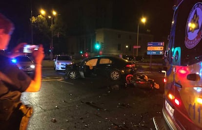 Estado en el que han quedado el turismo y la moto tras chocar en la plaza de San Juan de la Cruz.