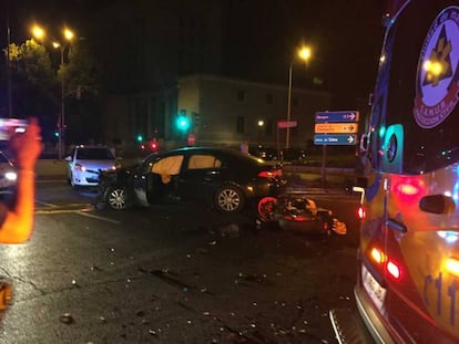 Estado en el que han quedado el turismo y la moto tras chocar en la plaza de San Juan de la Cruz.