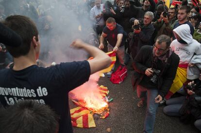 Partidarios de extrema derecha queman una 'estelade' frente a la Delegación del Gobierno en Barcelona en carrer Mallorca. 