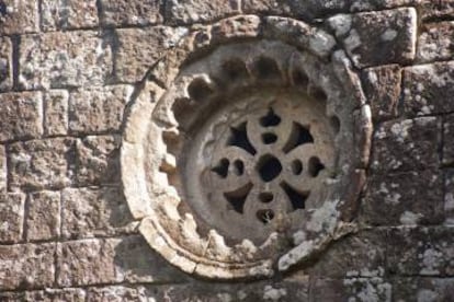 Ventana de rosas de la iglesia de San Miguel de Breamo.