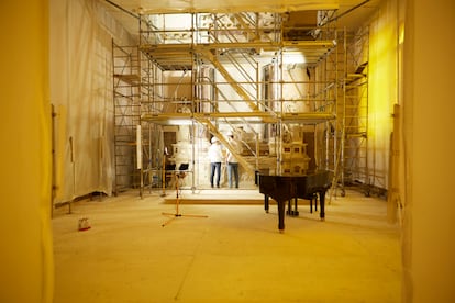 The intervention is a ruined church into a social center where artisan trades are taught while the building is being rescued.