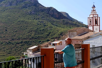 Kike Mateu observa una parte de la ladera que se salvó del incendio en 2012. El hombre de 52 años formó parte de la brigada contra incendios durante las primeras horas.