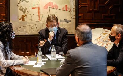 El presidente de la Generalitat, Ximo Puig (2i), interviene durante la reunión con los sindicatos y la patronal en el Palau de la Generalitat.