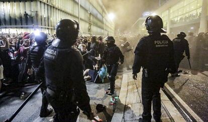 Aspecto de del aeropuerto de Barcelona el 14 de octubre, durante el bloqueo de sus instalaciones convocado por el Tsunami Democràtic.