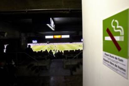 Carteles de prohibido fumar en el estadio del Nou Camp. EFE/Archivo