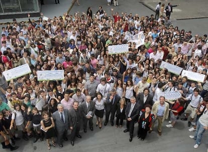 Los estudiantes de los cuatro centros ganadores, junto a representantes de empresas y comunidades patrocinadoreas del concurso y a periodistas de EL PAÍS.