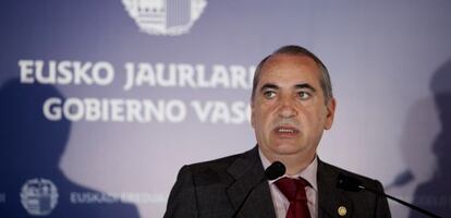 El consejero de Vivienda, Iñaki Arriola, en la rueda de prensa tras la reunión del Consejo de Gobierno.   
 