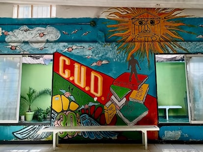 Un mural dentro del CUD, el primer programa de estudios superiores en una cárcel de Argentina.