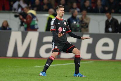 Jens Hegeler celebra el gol de la victoria, de falta y en el tiempo añadido.