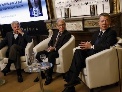 Juan Manuel Santos (dererecha), el exministro de Exteriores israelí, Shlomo Ben Ami y Felipe Gonzalez durante la presentación de sus memorias políticas.