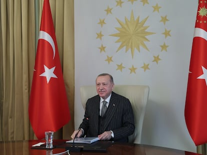 El presidente turco, Recep Tayyip Erdogan, en una videoconferencia este viernes con la presidenta de la Comisión Europea, Ursula von der Leyen.