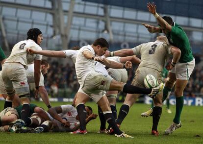 El inglés Ben Youngs patea ante la presión de Conor Murray.