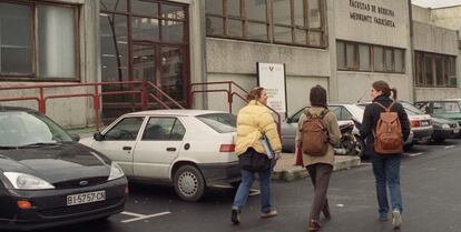 Tres estudiantes caminan ante la Facultad de Medicina, en el campus de la Universidad del País Vasco (UPV) en Leioa.
