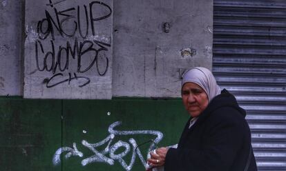 Una mujer camina por el barrio de Schaerbeek. El lugar centra todas las miradas por haber sido el lugar de donde salieron los terroristas que atentaron en el aeropuerto de Bruselas.