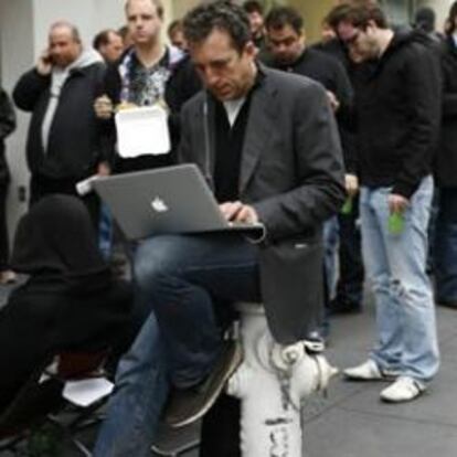 Una cola de fans de la tecnología espera el momento de la apertura de la tienda de Apple en San Francisco el día del estreno del iPad.