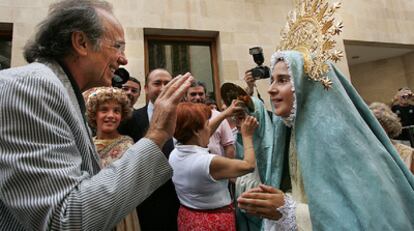 Joan Manuel Serrat, saluda en Elche a uno de los niños que interpreta el papel de María.