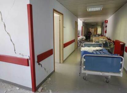 Grietas en el hospital San Salvatore de L'Aquila tras el terremoto.