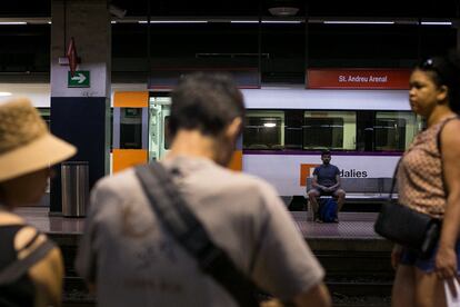 Los fuertes servicios mínimos impuestos por el Ministerio de Fomento han impedido que el impacto de la huelga sea mayor. En la imagen, varias personas esperan la llegada de los trenes en los andenes de la estación de Sant Andreu Arenal, de Barcelona.