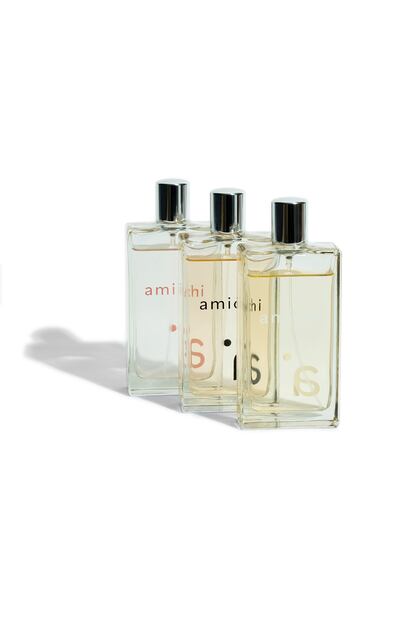 Aroma compartido. De nuestra madre no solo heredamos su estilo, también sus secretos de tocador. Cuántas veces nos habremos probado todos sus perfumes. También Amichi se ha embarcado en un viaje olfativo para traernos esas fragancias que nos recuerda a ella, y a nadie más. Con París en la retina, la firma nos propone un perfume muy romántico, Pink Champagne (100 ml / 12,99 €), con un corazón de jazmín, notas de piña y mandarina, y una estela delicada de vainilla. En cambio, White Lemon (100 mil /12,99 €) huele a vacaciones en el Mediterráneo, gracias a sus notas de limón de Amalfi y té verde. Es tan suave como duradero. Por otro lado, Oriental Wood (100 mil /12,99) resalta la energía y feminidad de aquella que se viste con sus gotas. Es ligeramente cítrica, con destellos de frutas de agua, cuerpo de pétalos blancos y gourmand de vainilla de Madagascar.