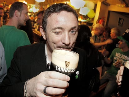 El músico Garret Wall, en el <i>pub</i> irlandés FInbar's