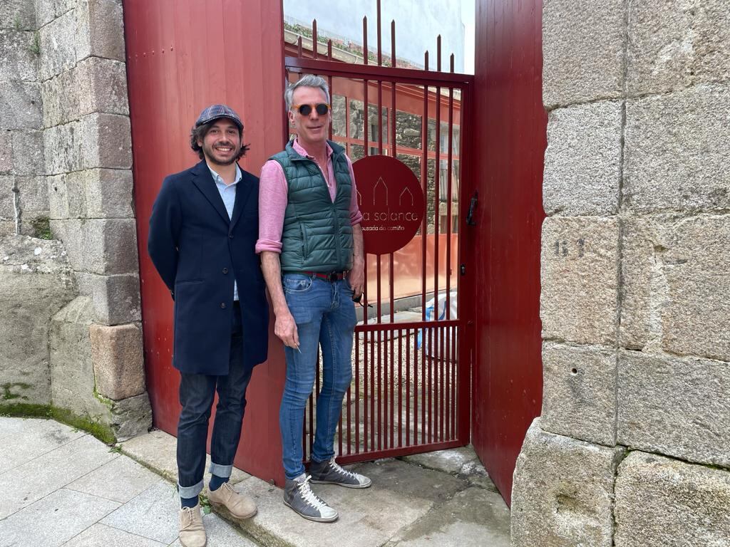 Ricardo Escobar y, a su derecha, Jorge Dosil, frente a la casa que compraron y rehabilitaron en Sarria, en pleno Camino de Santiago.